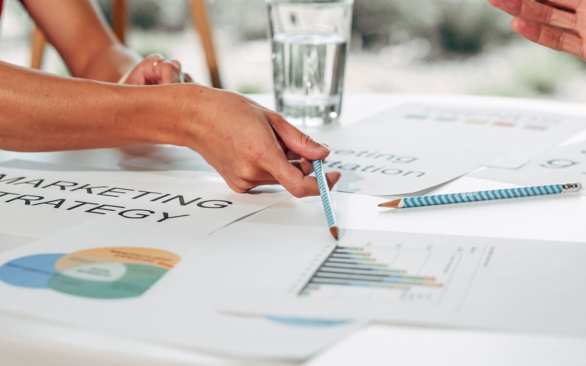 Agência de marketing para hotéis analisando sinais de sucesso e resultados com dados em São José, SC