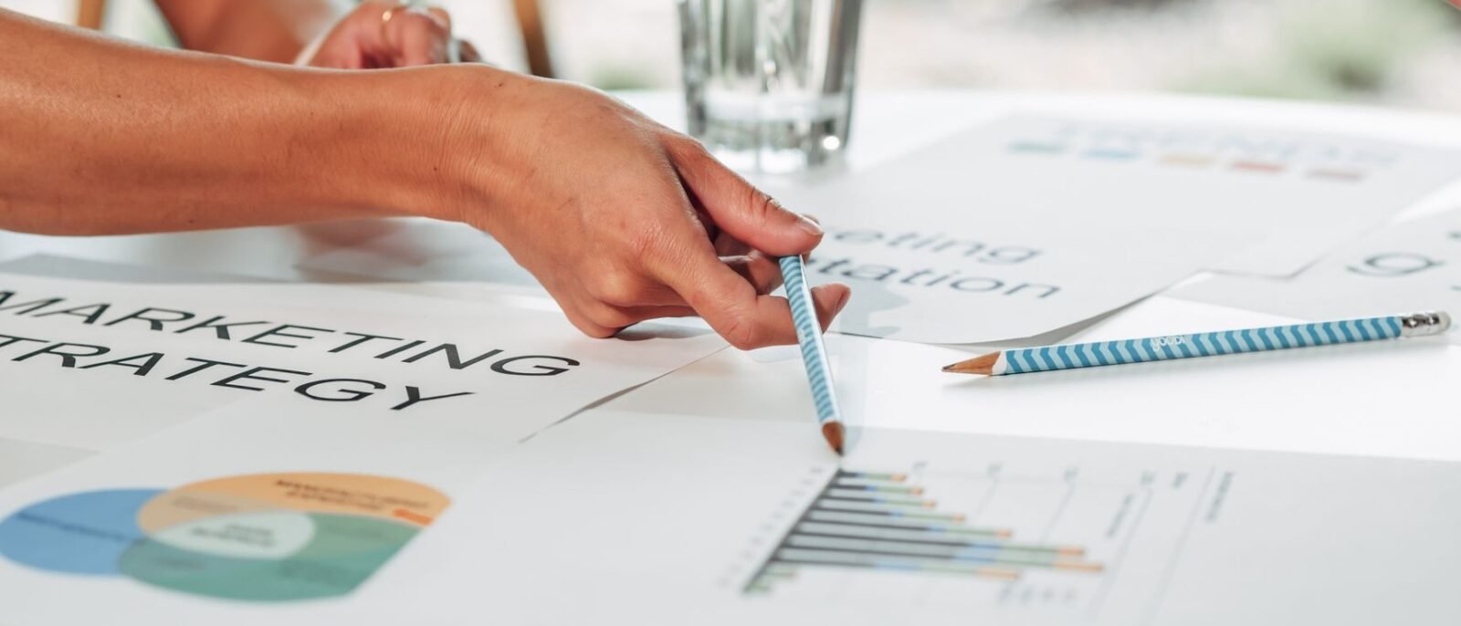 Agência de marketing para hotéis analisando sinais de sucesso e resultados com dados em São José, SC