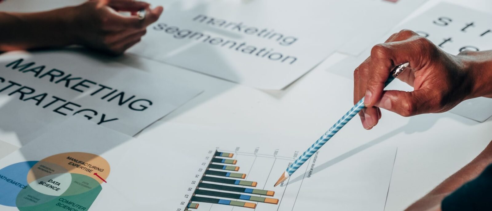 Especialista em marketing hoteleiro analisando métricas de ROI e estratégia digital para agência em São José, SC