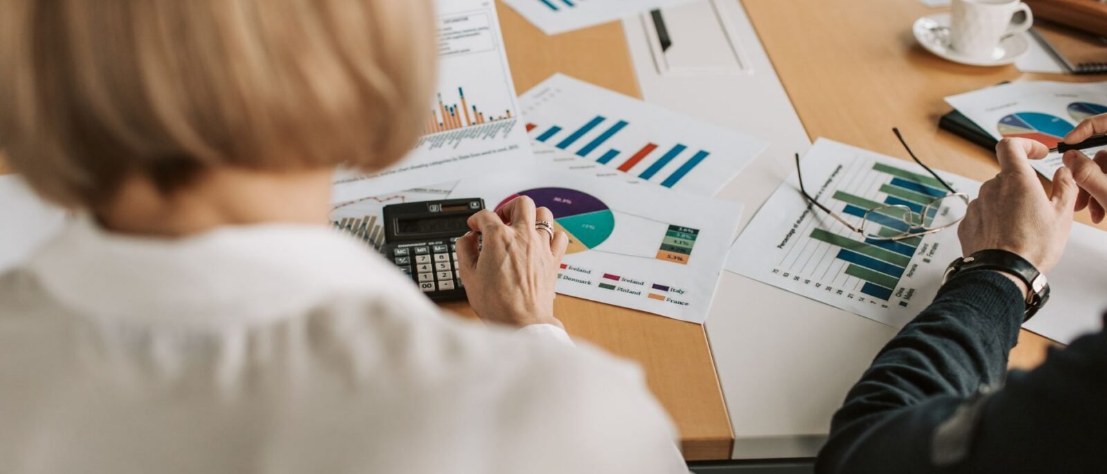 Reunião de avaliação de agência de marketing com proprietários de hotéis em São José, SC analisando estratégia digital