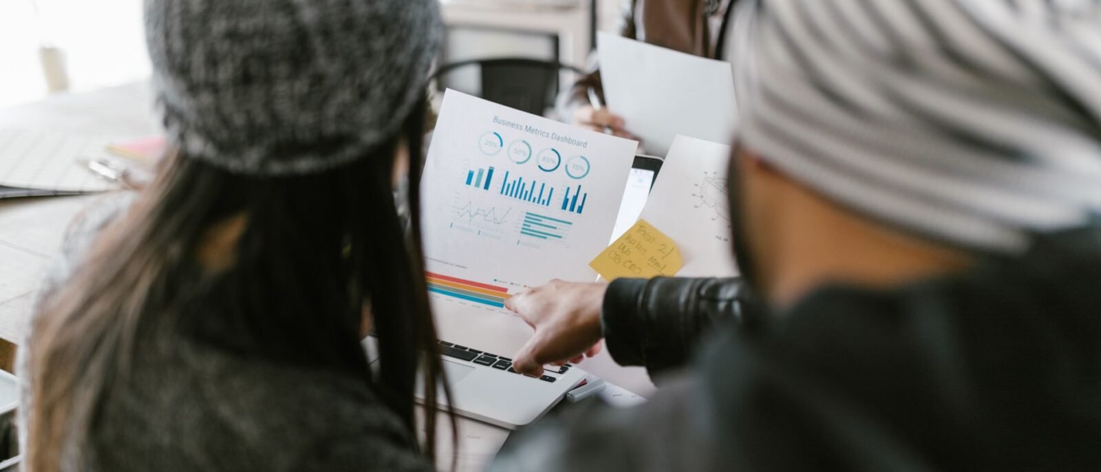 Equipe de marketing digital analisando estratégia para contratar agência de marketing hotéis em São José SC