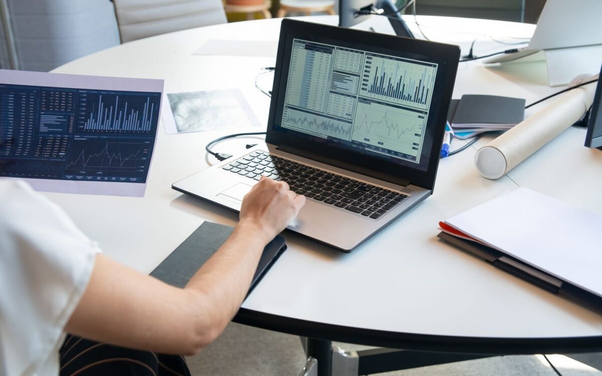Dono de hotel em São José, SC fazendo marketing hotel sem agência usando estratégia digital no computador