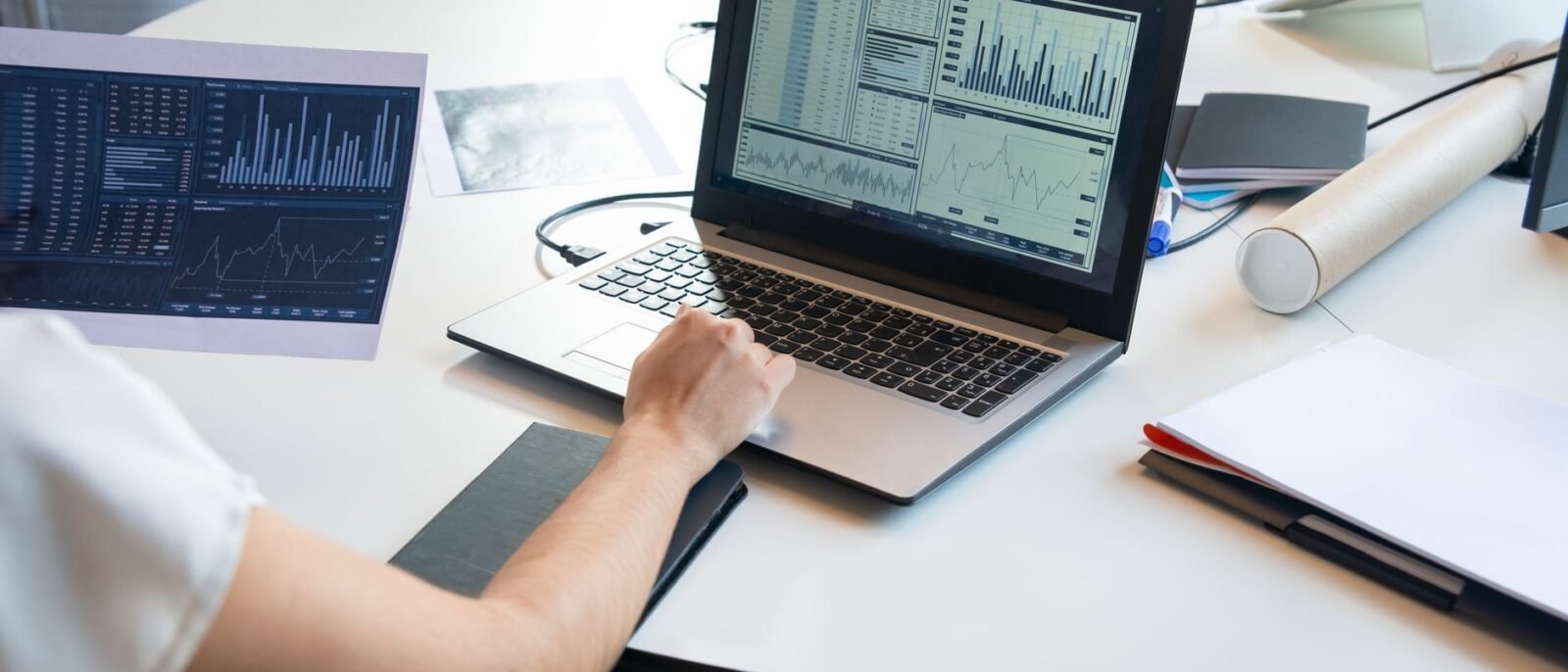 Dono de hotel em São José, SC fazendo marketing hotel sem agência usando estratégia digital no computador