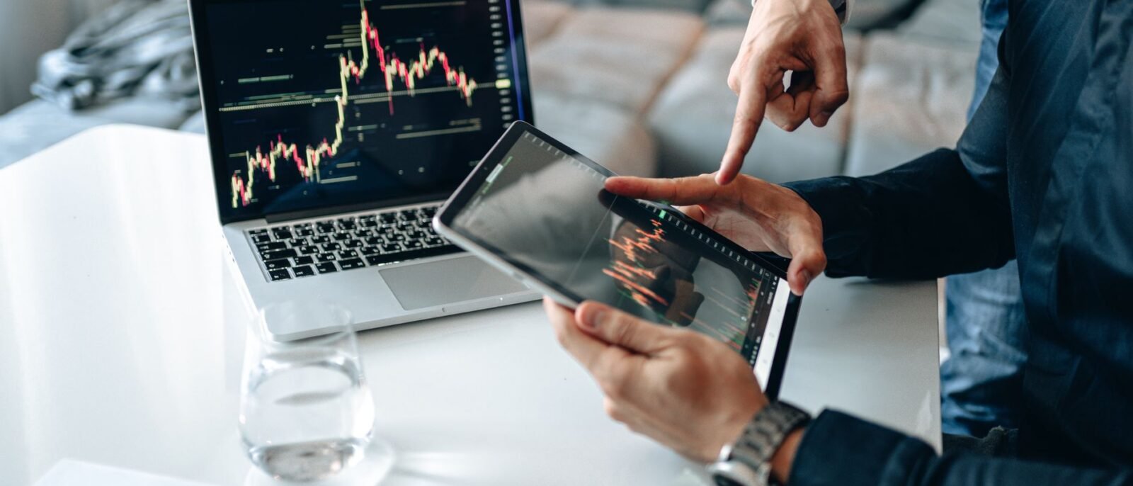 Análise de estratégia de marketing digital para hotéis com dados de ROI e custos de agência em São José, SC