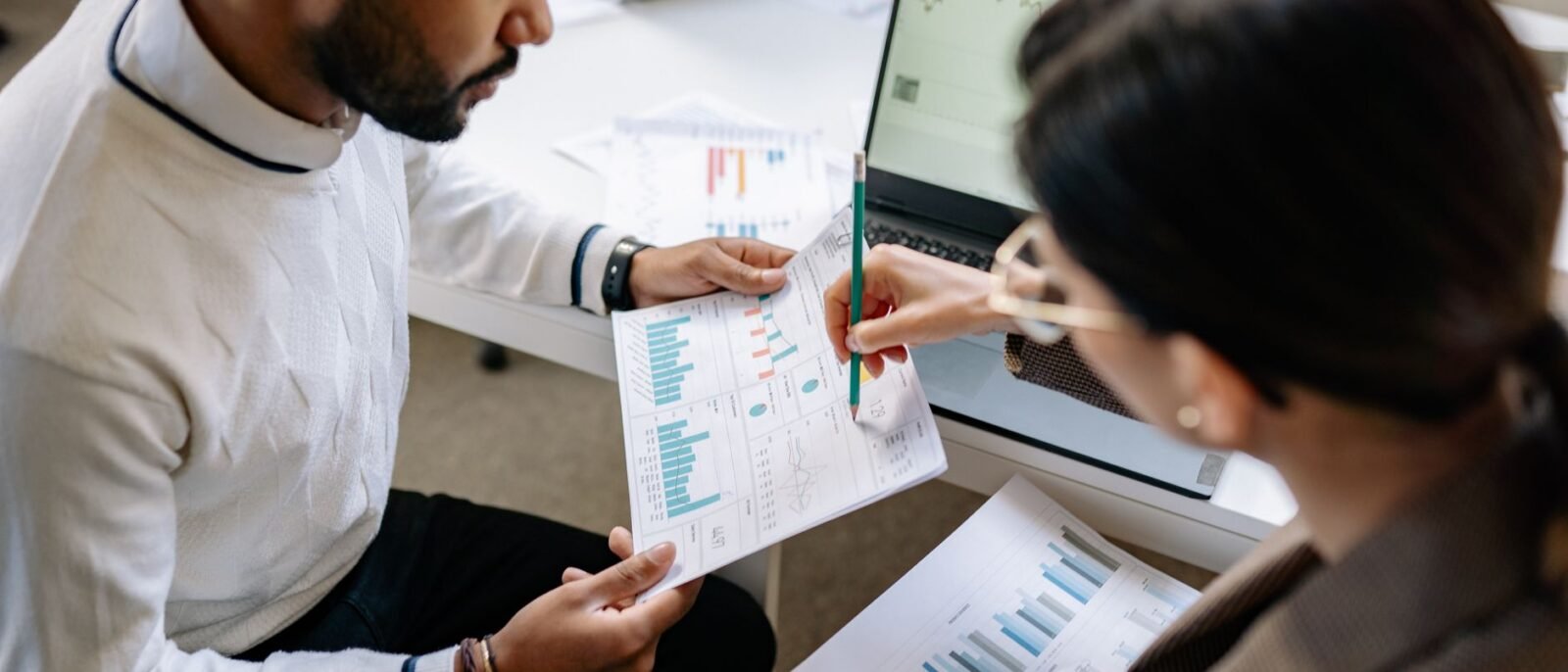 Agência especializada em hotelaria analisando estratégia de marketing digital para pousadas e hotéis em São José, SC
