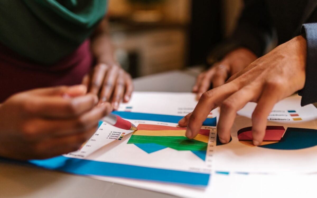 Agência de marketing para hotéis analisando ROI com dashboards de dados em São José, SC
