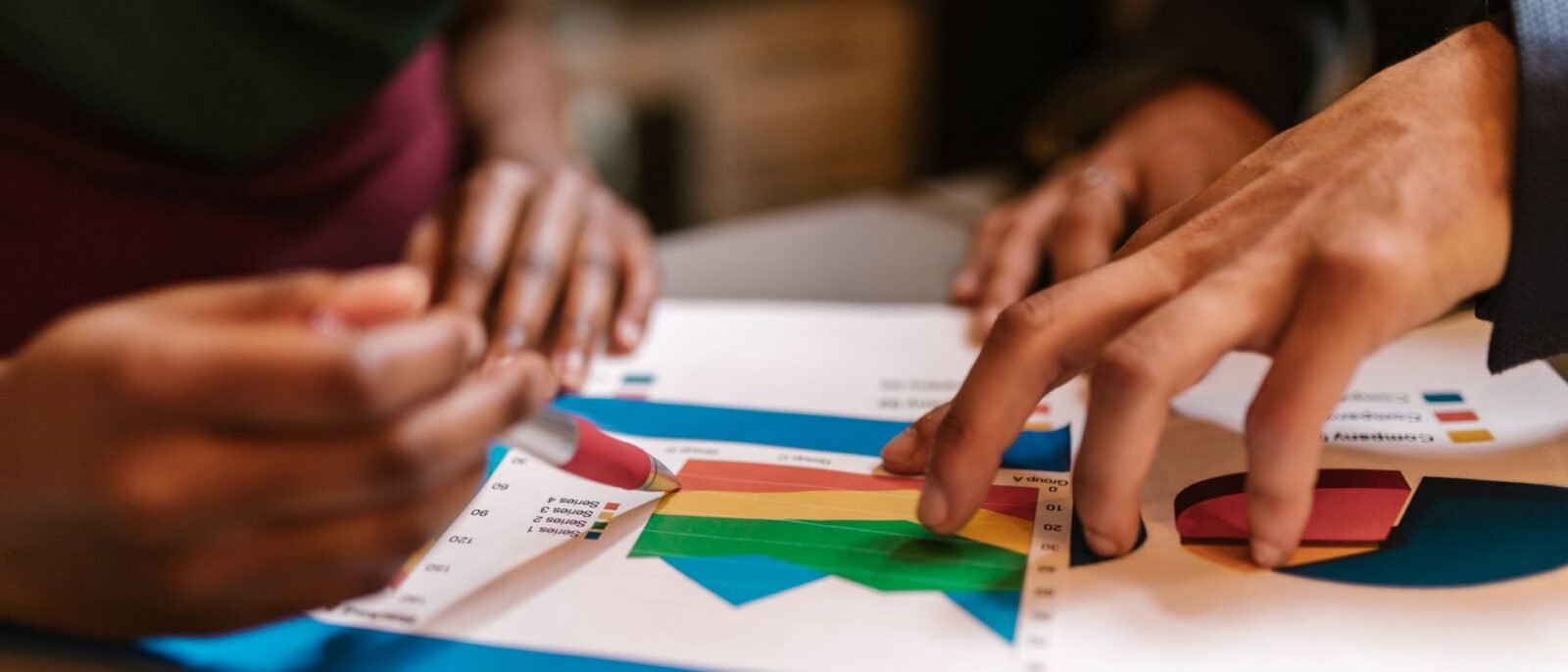 Agência de marketing para hotéis analisando ROI com dashboards de dados em São José, SC