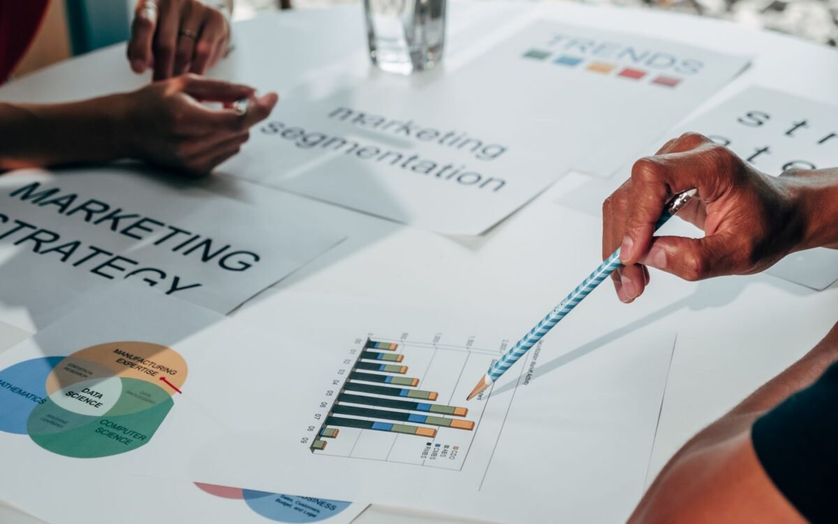 Especialista em marketing hoteleiro analisando métricas de ROI e estratégia digital para agência em São José, SC