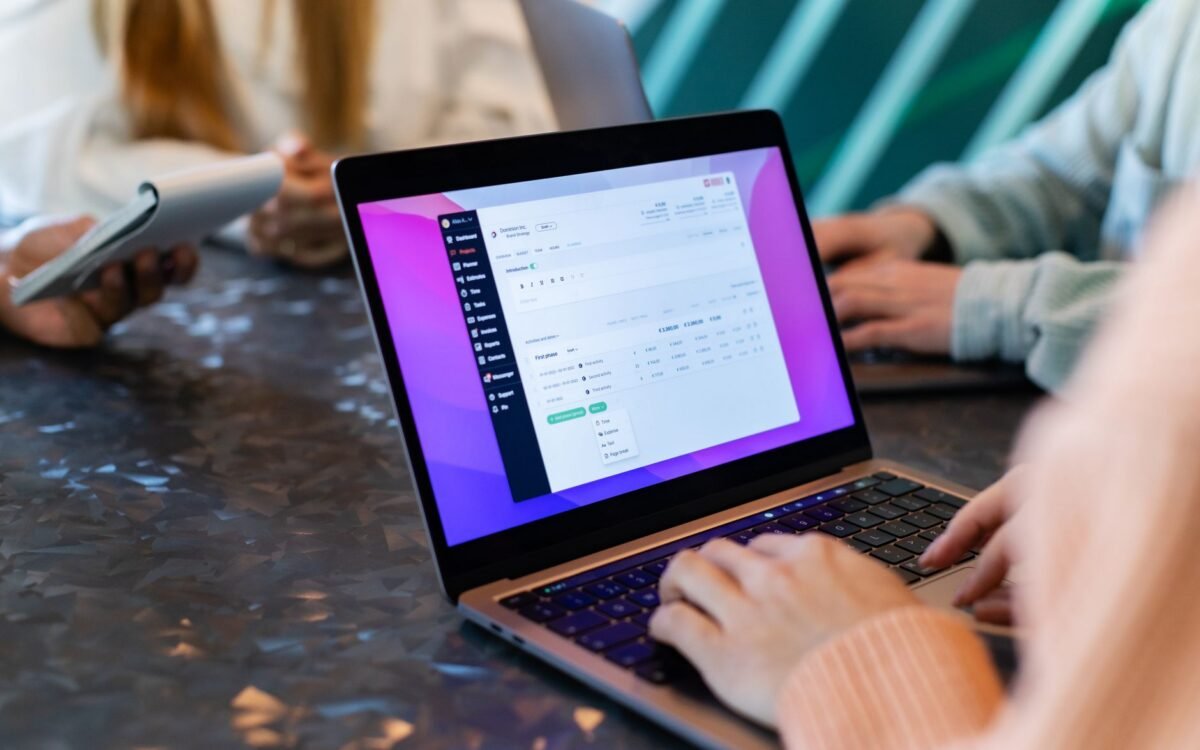 Automação marketing para pousada: gestor de hotel configurando fluxos de email em São José com ferramentas de marketing digital