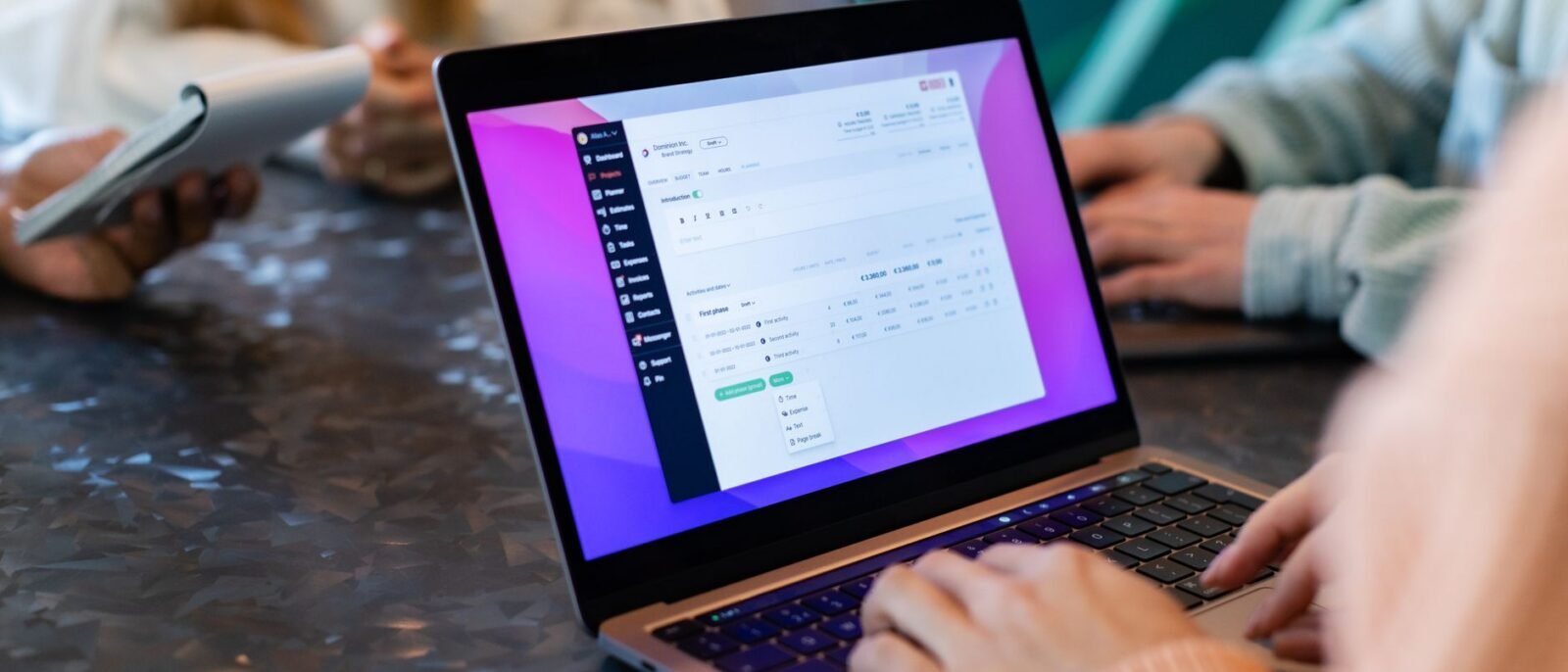Automação marketing para pousada: gestor de hotel configurando fluxos de email em São José com ferramentas de marketing digital