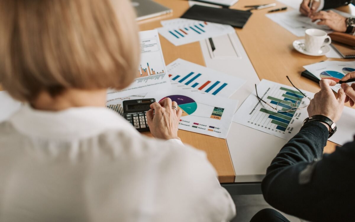 Reunião de avaliação de agência de marketing com proprietários de hotéis em São José, SC analisando estratégia digital