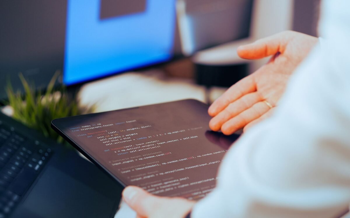 Gestor de hotel monitorando gestão reputação online em dashboard com avaliações de múltiplas plataformas