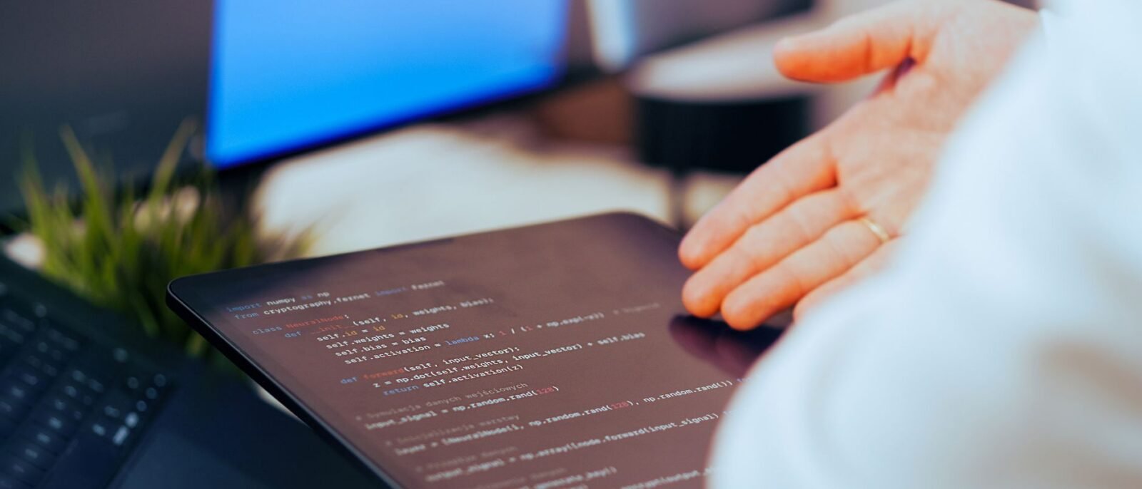 Gestor de hotel monitorando gestão reputação online em dashboard com avaliações de múltiplas plataformas