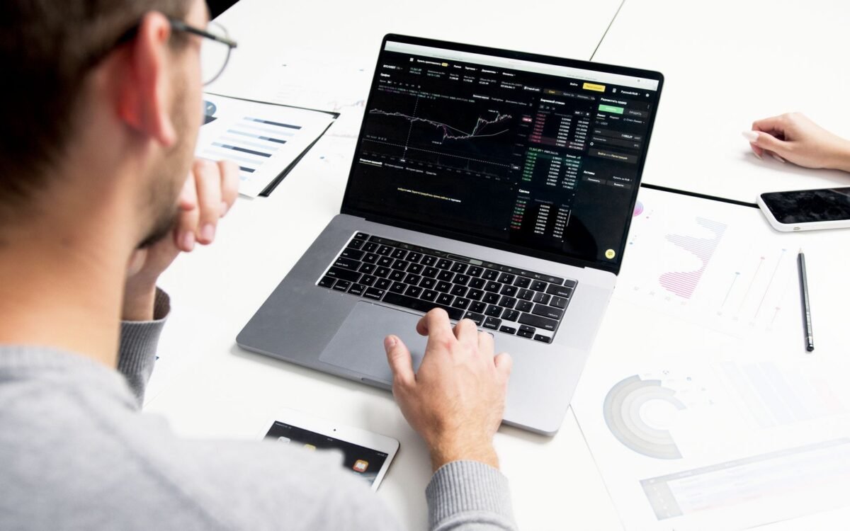 Proprietário de hotel analisando estratégia de marketing digital em dashboard, São José SC, para começar do zero em 2026