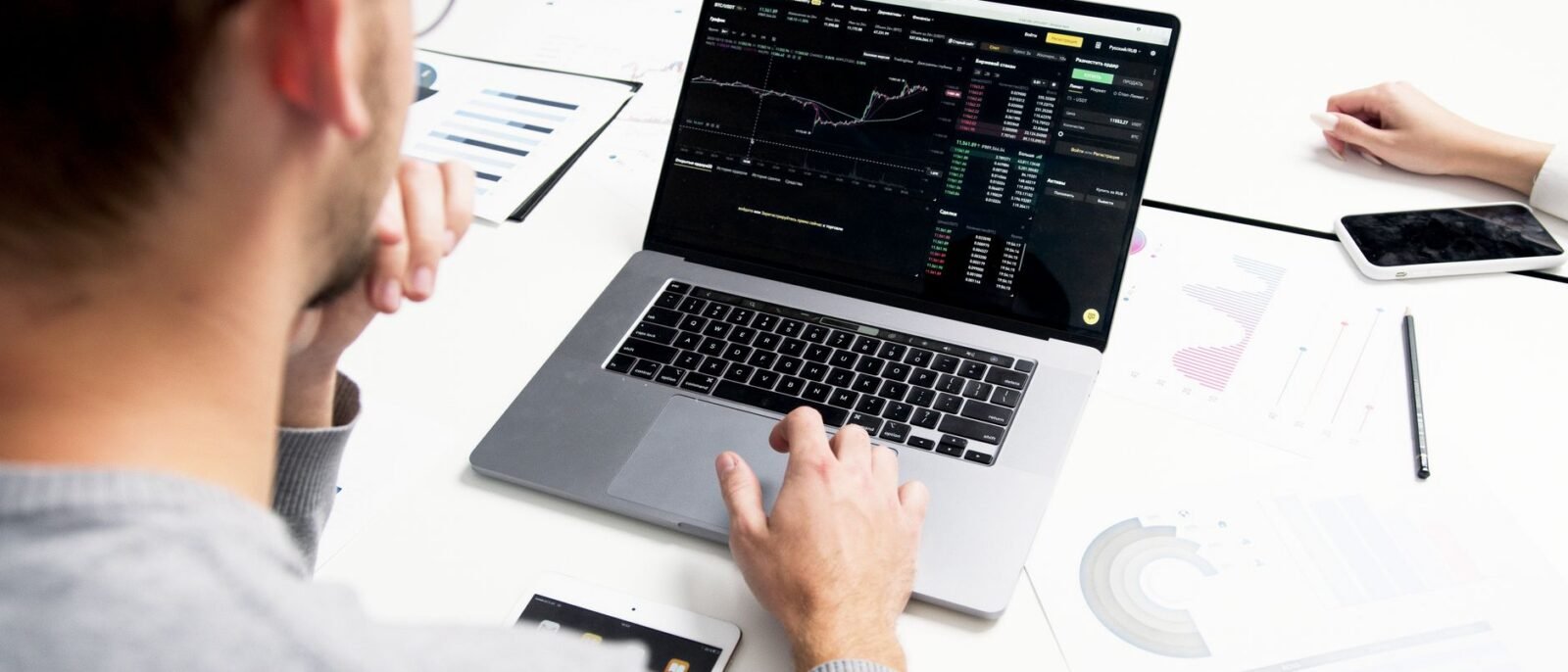 Proprietário de hotel analisando estratégia de marketing digital em dashboard, São José SC, para começar do zero em 2026