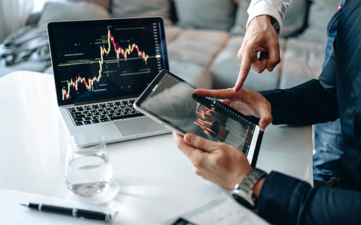 Análise de estratégia de marketing digital para hotéis com dados de ROI e custos de agência em São José, SC