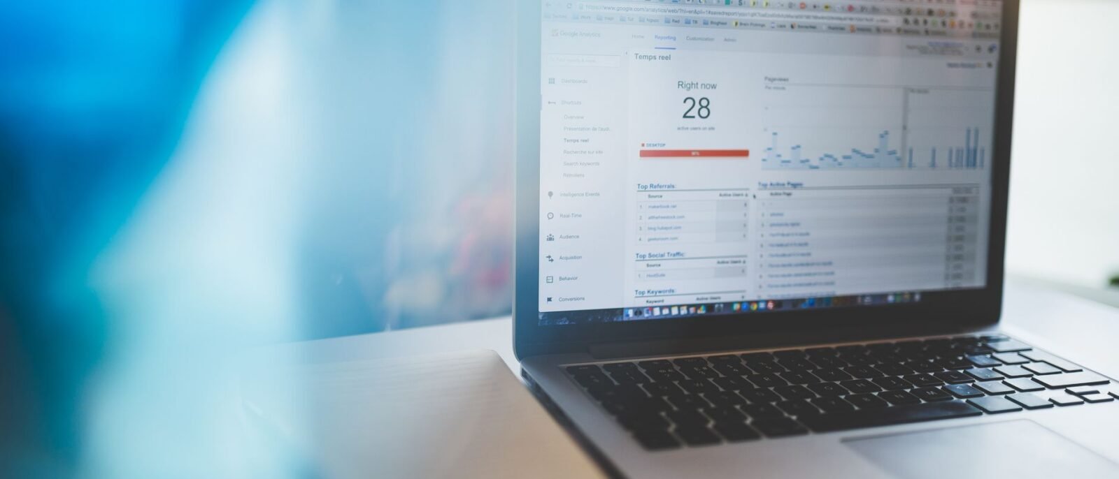 Gestor de pousada analisando gráfico de reservas diretas em dashboard de sistema de booking hoteleiro em São José